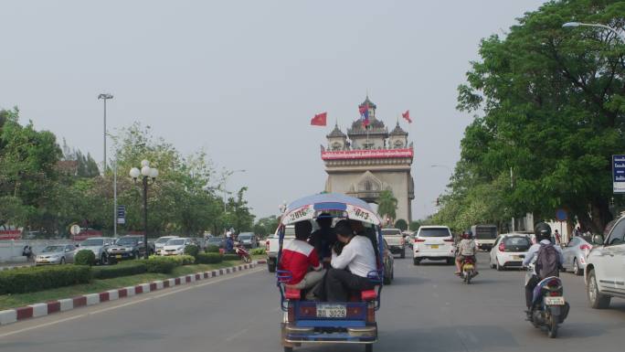 乘坐三轮摩托车游览老挝首都万象