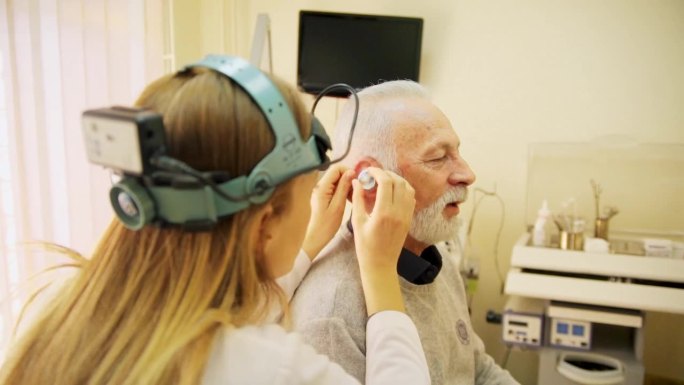 听力学检查老年人体检