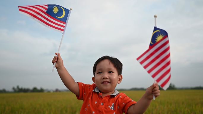 一名小男孩在帕迪球场挥舞着马来西亚国旗