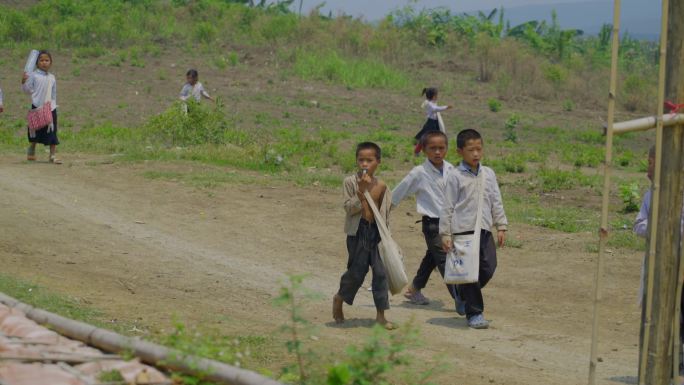 老挝农村放学回家的孩子