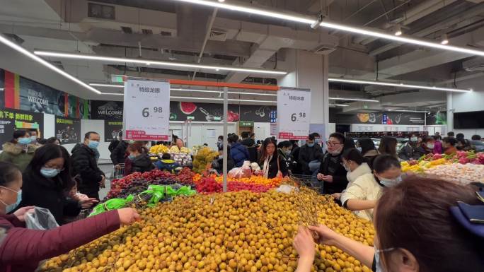 超市购物人流 买水果