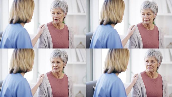 一名年轻女护士在养老院与年长患者交谈