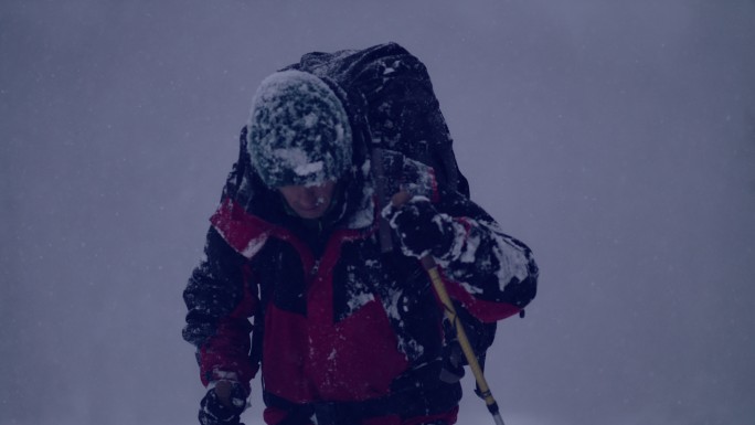 在雪山中行走的人爬雪山探险查看地理