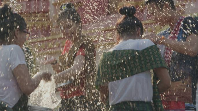 老挝农村的青年过泼水节