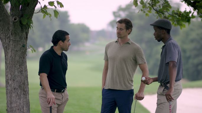 三个朋友打高尔夫球中途聊天