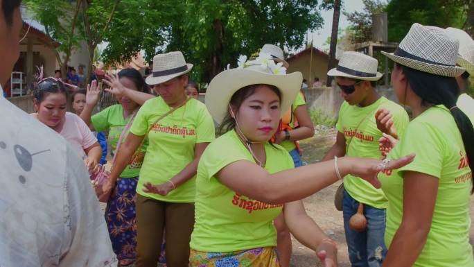 老挝农村的农民跳舞庆祝传统节日