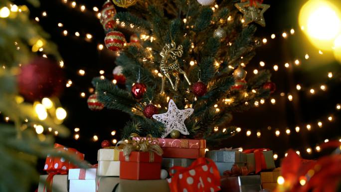 美丽的圣诞树盒子灯光铃铛