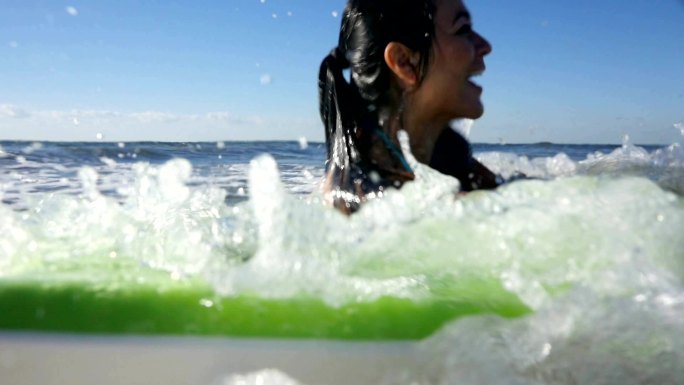 冲浪板上的女子大海海面海浪