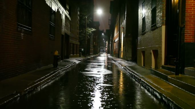 城市的雨夜黑暗道路交叉口水坑