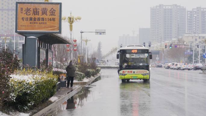 4K北方冬天雪中路边公交站牌等车的人实拍