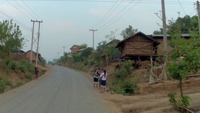 乘车游览老挝的农村