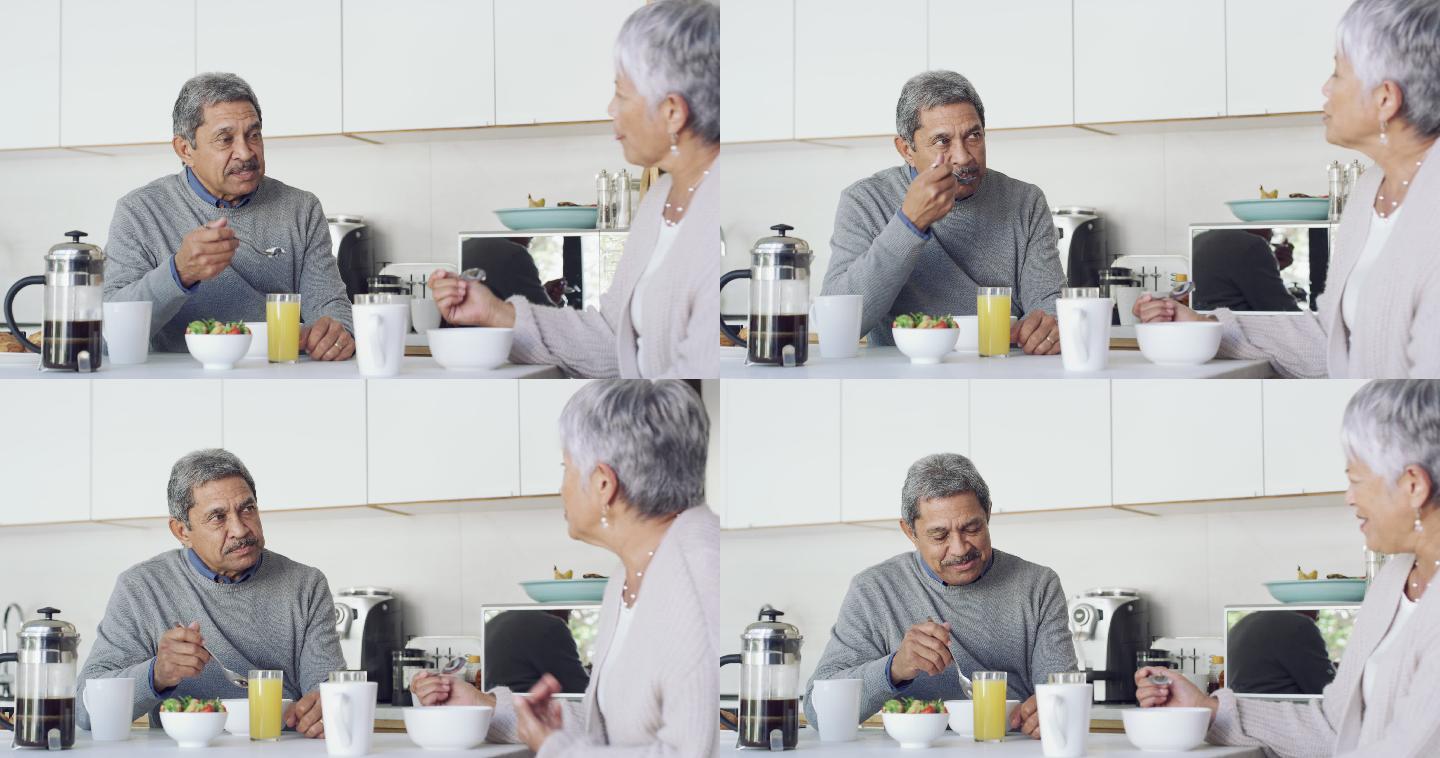 一对老年夫妇在家享受轻松早餐