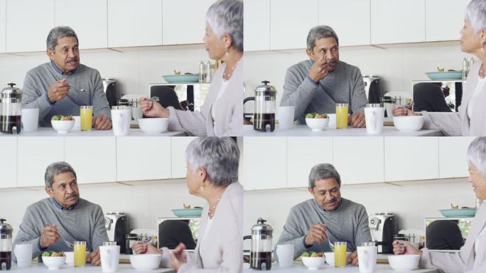 一对老年夫妇在家享受轻松早餐