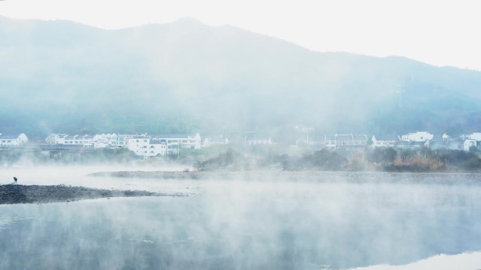 青弋江晨雾飘渺延时摄影 远山村庄河流仙境