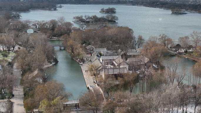 济南大明湖超然楼湖心岛冬季雪景航拍4k