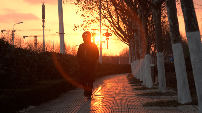 夕阳中走路的男人