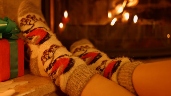 壁炉边穿着暖和袜子的女孩