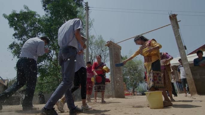 老挝农村用泼水的方式欢迎客人到来