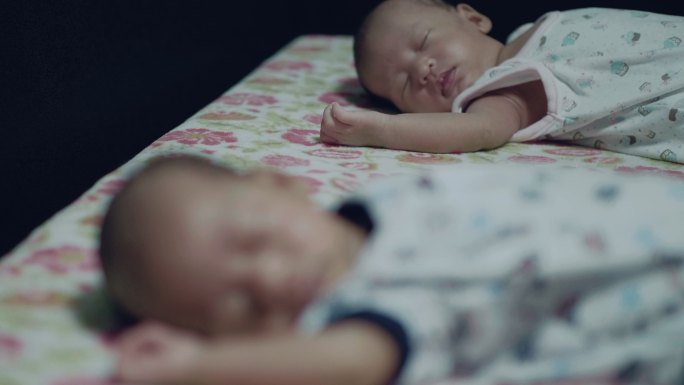 同卵双胞胎睡觉小孩出生宝贝宝宝婴幼儿