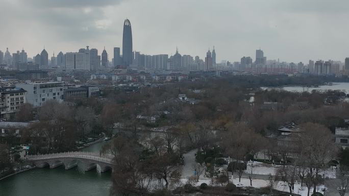 济南大明湖冬季下雪雪花城市大景航拍4k