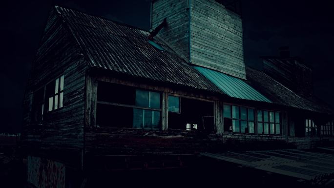 夜晚被遗弃的旧粮仓