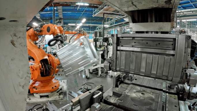 工业机器人在工厂内提升金属物体