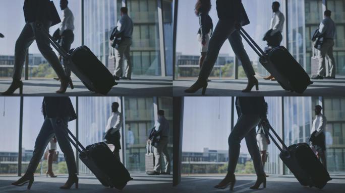 女商人拉着行李穿过机场