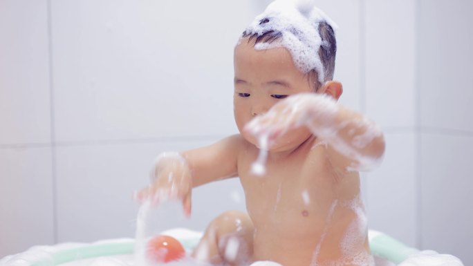 洗澡时玩水的男婴TVC宝宝天使笑容温馨幸