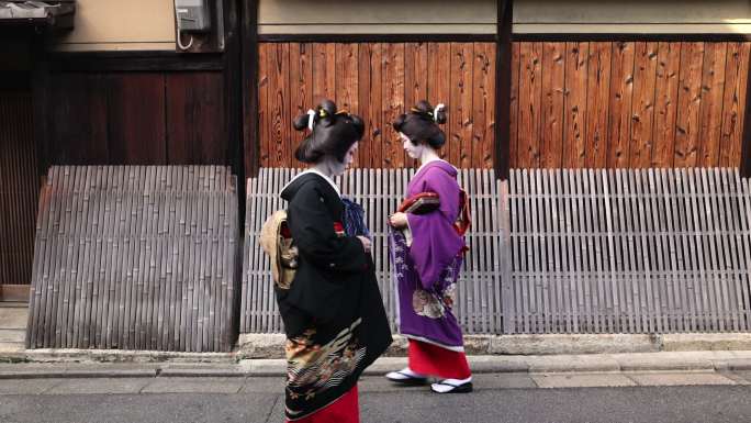 京都区，两名艺妓在街上走在一起