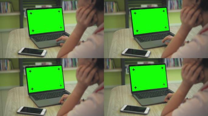 使用绿屏笔记本电脑