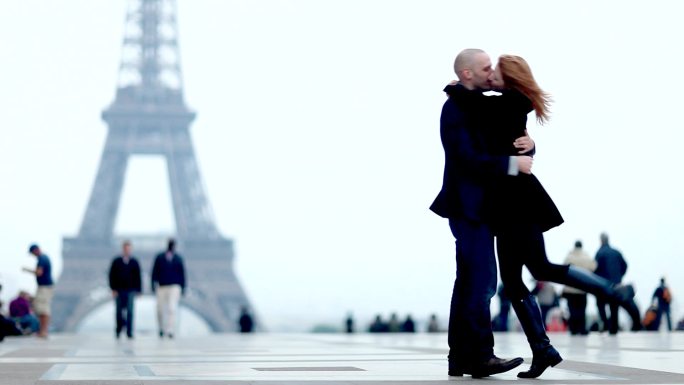 巴黎浪漫夫妇热吻拥抱旅游旅行游玩