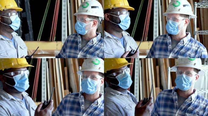 两名戴着口罩在仓库工作的男子