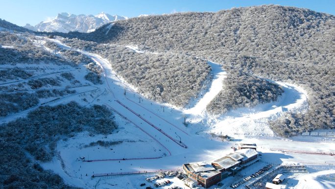 阿坝雪山雪景茂县九鼎山太子岭滑雪场航拍