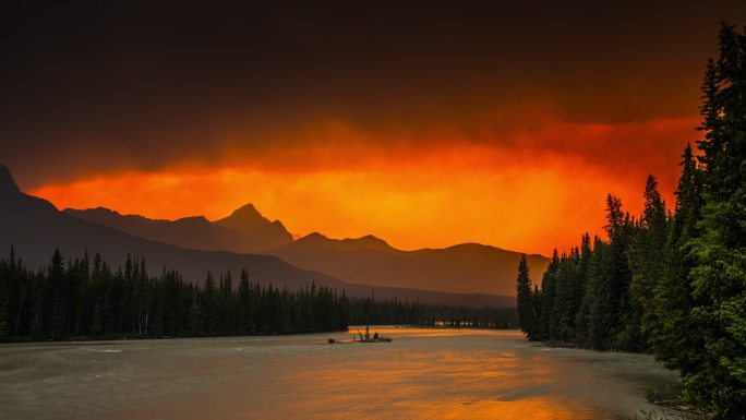 加拿大班夫国家公园的野火-时间流逝