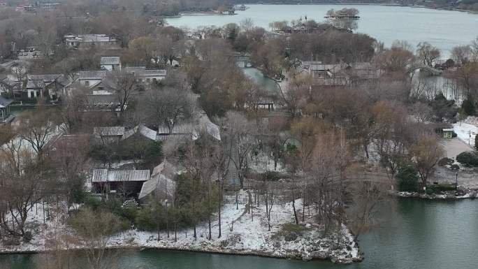 济南大明湖超然楼湖心岛冬季雪景航拍4k