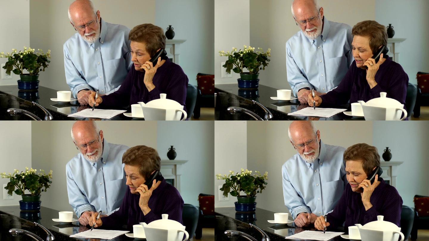 夫妇通过电话与公司代表互动。