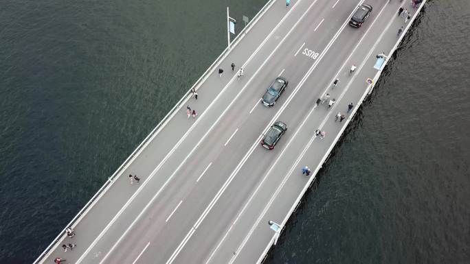 从上面看斯德哥尔摩市中心大桥上的交通