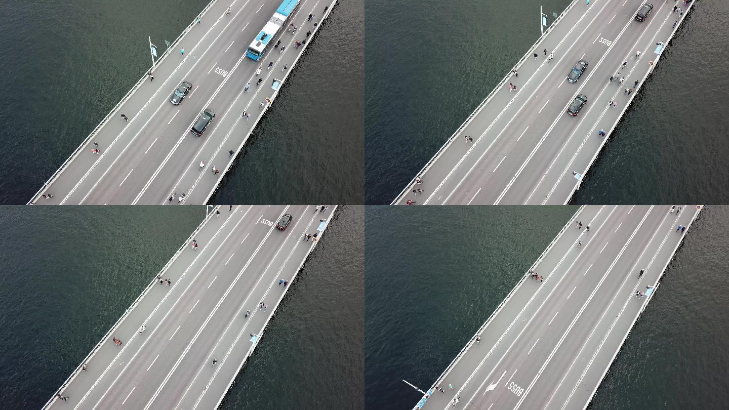 从上面看斯德哥尔摩市中心大桥上的交通