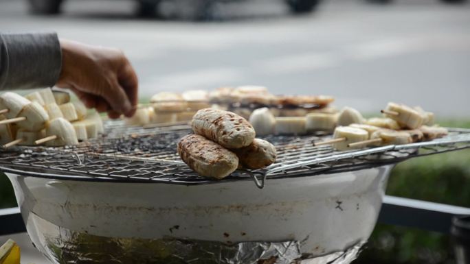 烤架上的食物炭火小摊贩翻转