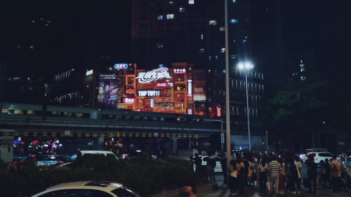 深圳文和友夜景火车穿过