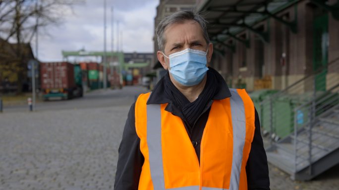 戴口罩的码头工人防护服抗击疫情新冠病毒