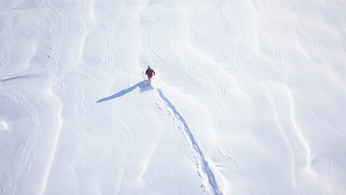 人在新鲜的粉末雪中穿雪鞋跑步