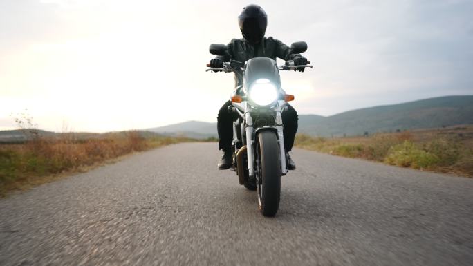 骑摩托车旅行摩托车骑行摩旅宣传片行驶在路