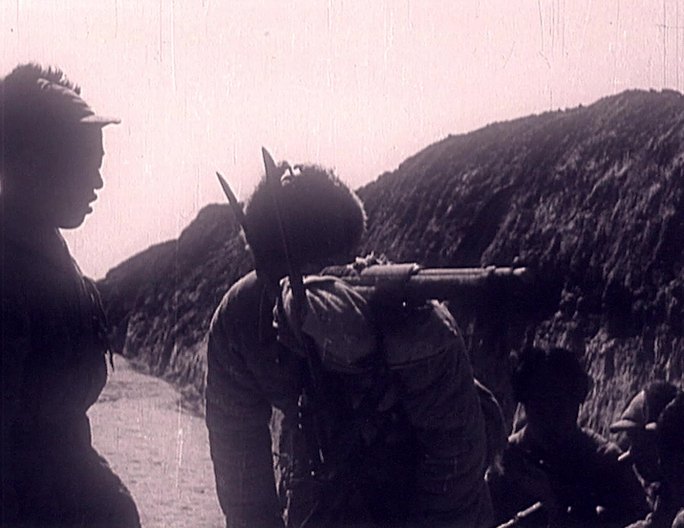 抗战时期八路军红军战士们壕沟练兵学习唱歌