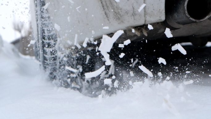 雪地上的汽车车辆轮胎公路地面路面积雪下雪