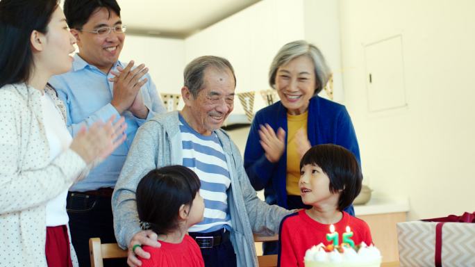 给老人庆祝生日的一家人