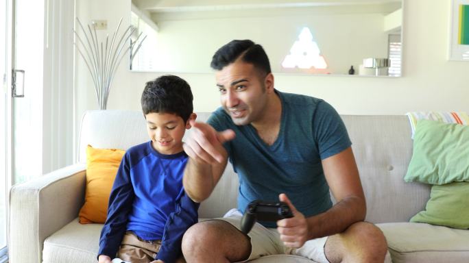 爸爸和儿子玩电子游戏