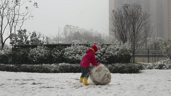 唯美小女孩雪地里滚雪球