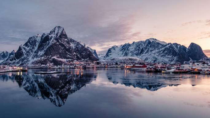 早晨被群山环绕的挪威渔村的延时变焦