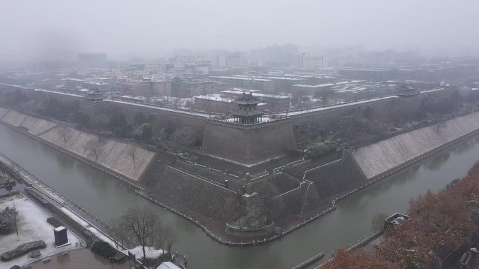 疫情管控西安城墙下雪